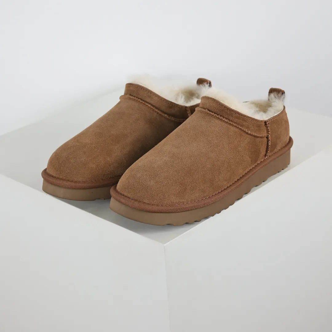 Pick up locally 💰520 Core recommendation Good price Independently developed original outsole, cashmere insole, keeping warm in winter, suitable for home use. In recent years, uug has launched a style series, which is partially skewed towards the preferences of young consumers, and has also been at the forefront of fashion trends. Shoe body material, water-repellent coated suede upper, 17mm UGGPURE™ implanted wool insole, lightweight non-slip and comfortable rubber outsole, with brand LOGO, complete packaging, size: 35 36 37 38 39 40